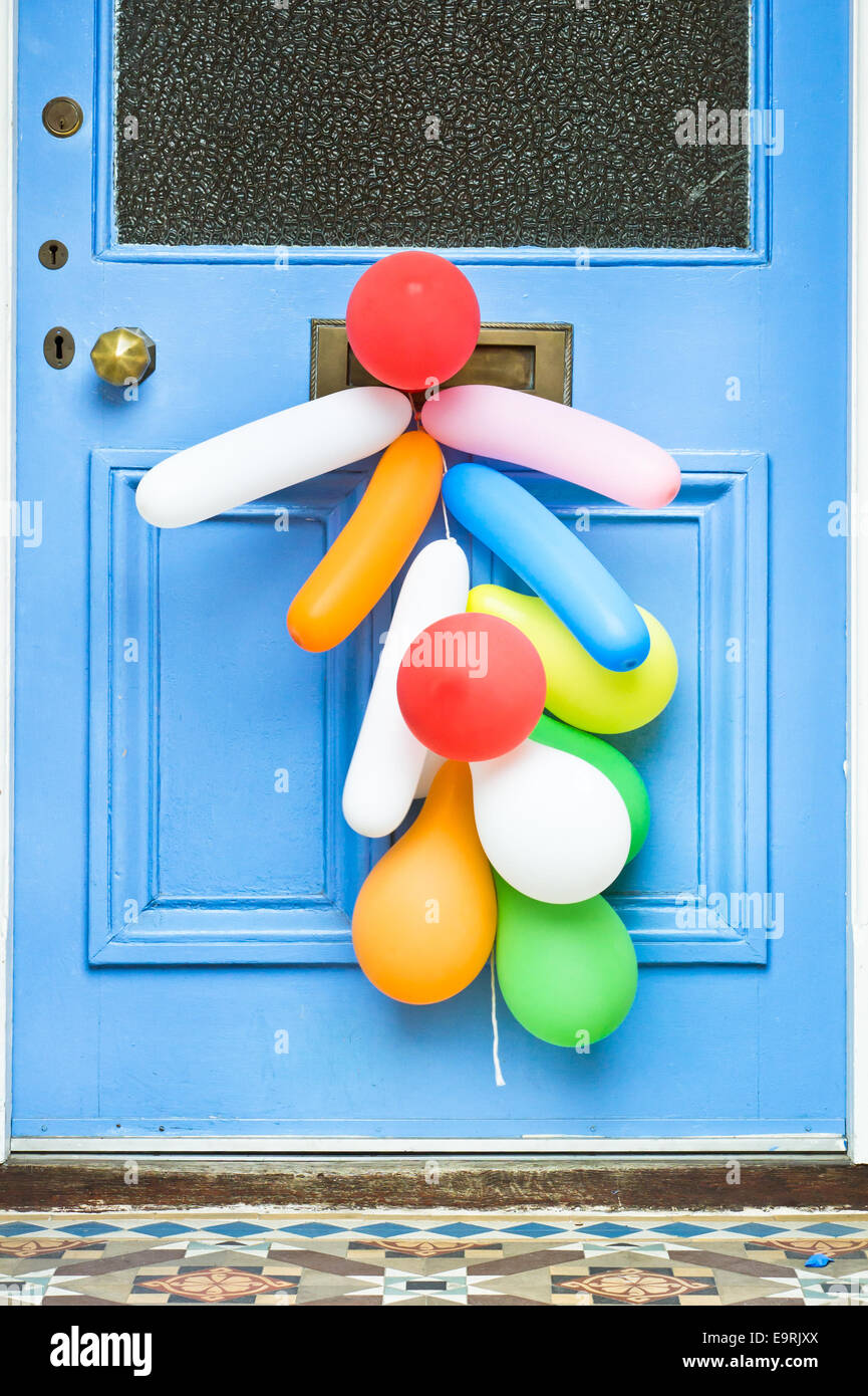 Bunte Party Luftballons auf eine Haustür Stockfoto