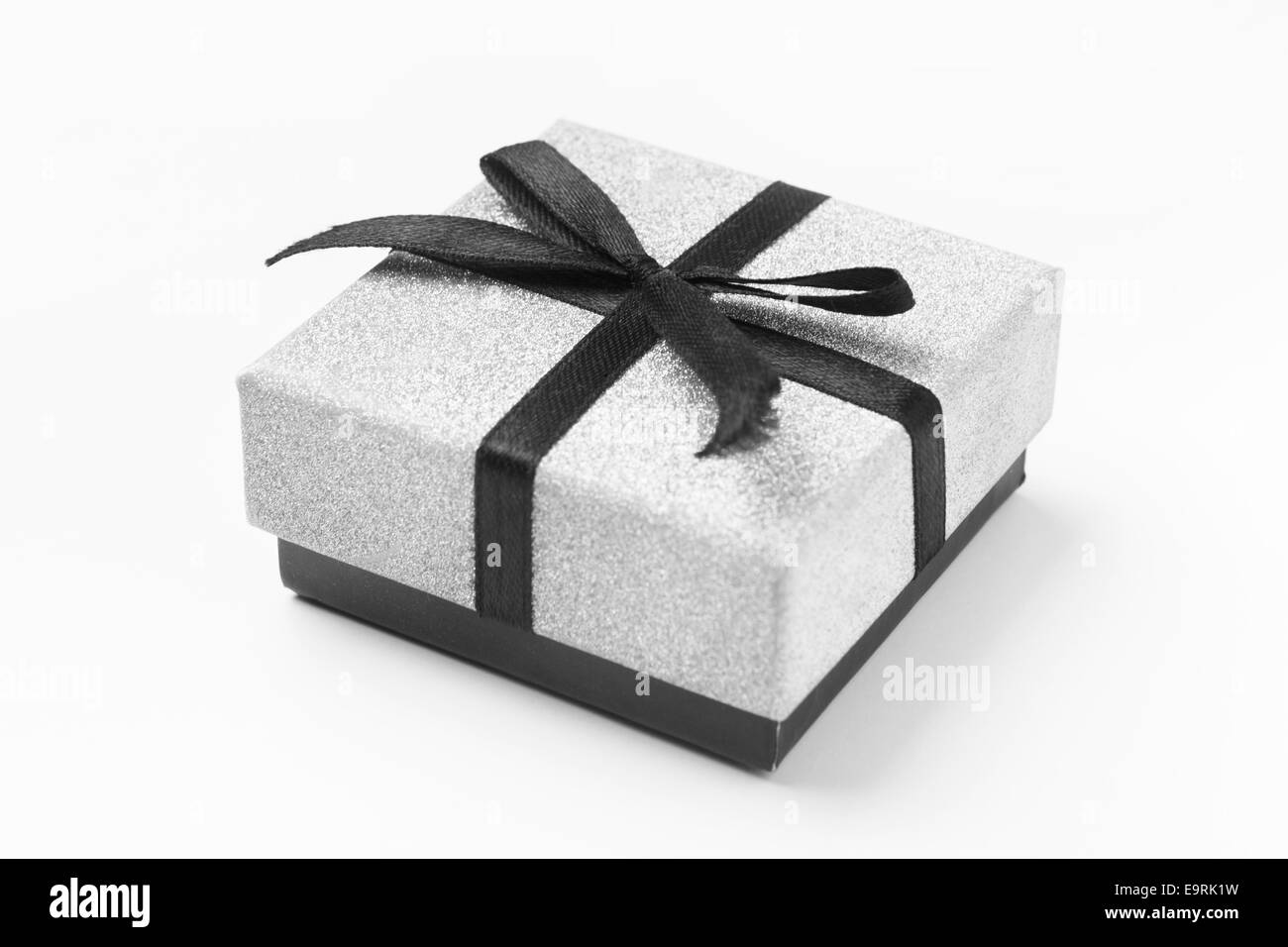 Geschenkbox mit Schleife isoliert auf weißem Hintergrund. Stockfoto