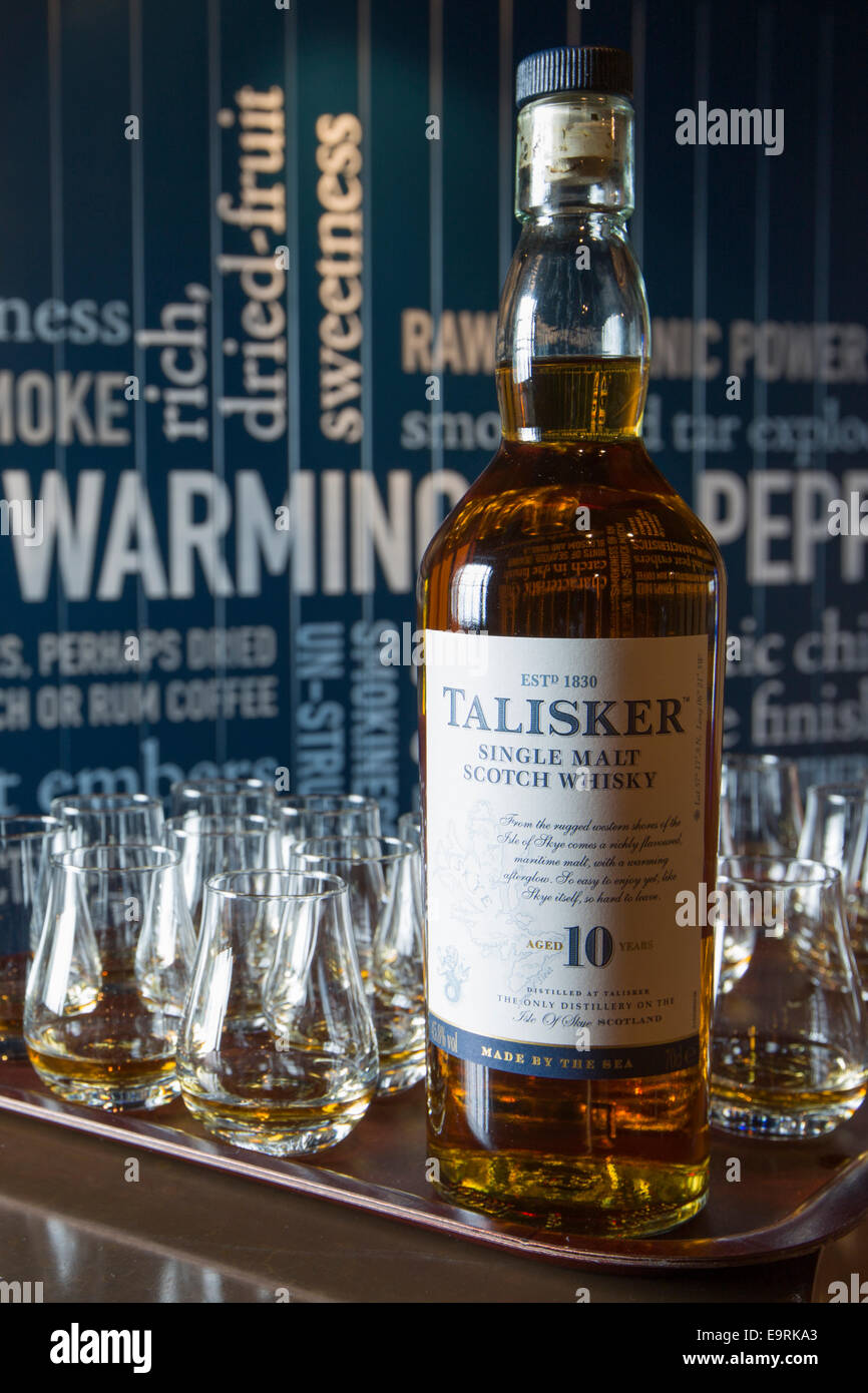 75 cl-Flasche 10-jährigen Talisker single Malt Scotch Whisky und DRAM-Gläser zum probieren (Dramming) Besucher unterwegs im di Stockfoto