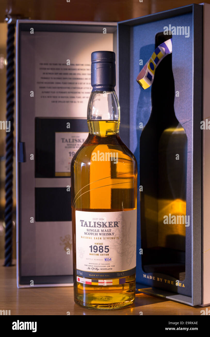 75 cl-Flasche des Jahrgangs 1985 Talisker single Malt Scotch Whisky und Moderatorenkoffer auf dem Display für Verkauf im Shop auf Besucher tou Stockfoto