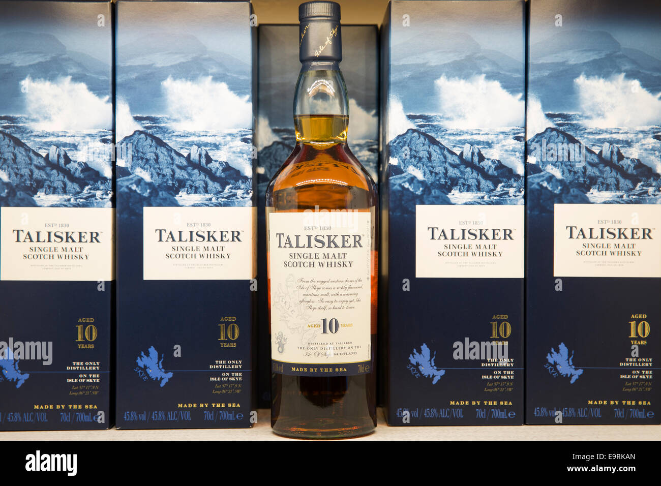 75 cl Flaschen 10-Year-Old Talisker Single malt Scotch Whisky in Kartons auf dem Display für Verkauf im Shop auf Besucher-Tour destilliert Stockfoto