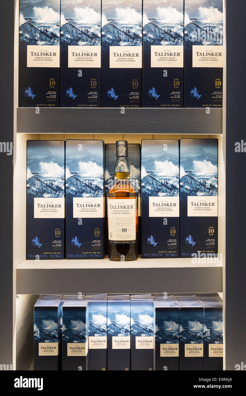 75 cl Flaschen 10-Year-Old Talisker Single malt Scotch Whisky in Kartons auf dem Display für Verkauf im Shop auf Besucher-Tour destilliert Stockfoto