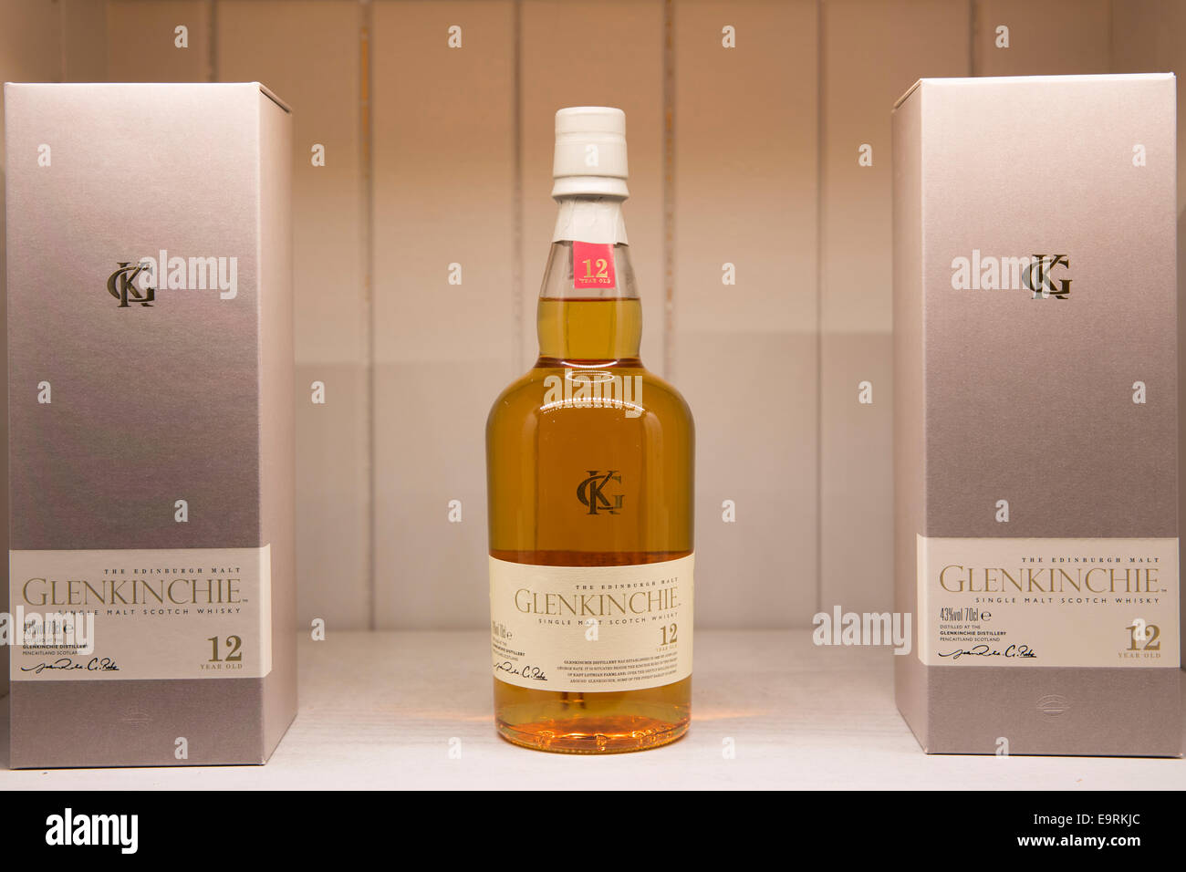 75 cl Flaschen Glenkinchie 12 Jahre alten single Malt Scotch Whisky auf dem Display für Verkauf im Shop auf Besucher-Tour am Talisker Disti Stockfoto