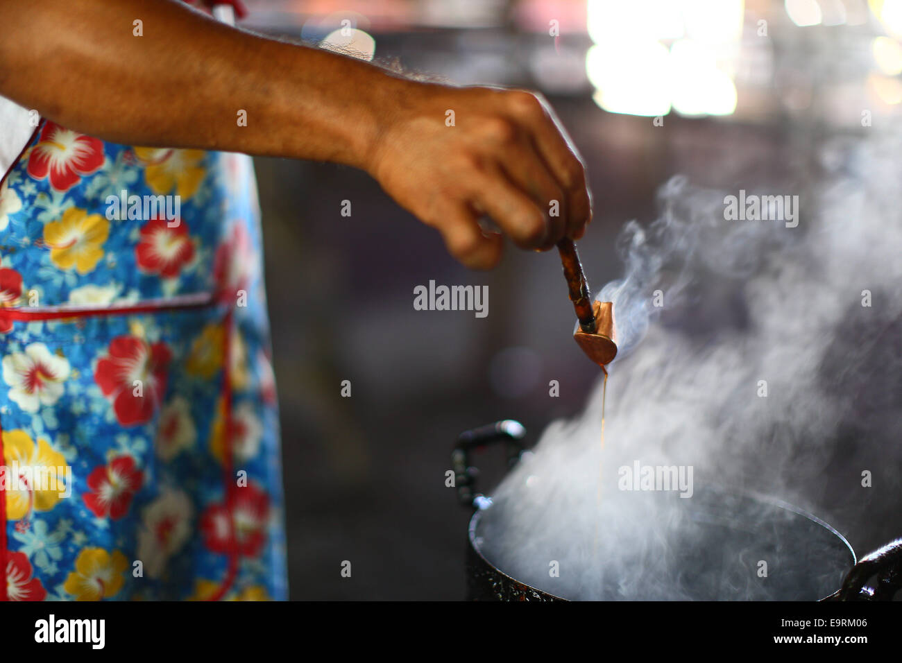 Batik singen traditionelle Malerei vorbereiten das schmelzende Wachs. Stockfoto