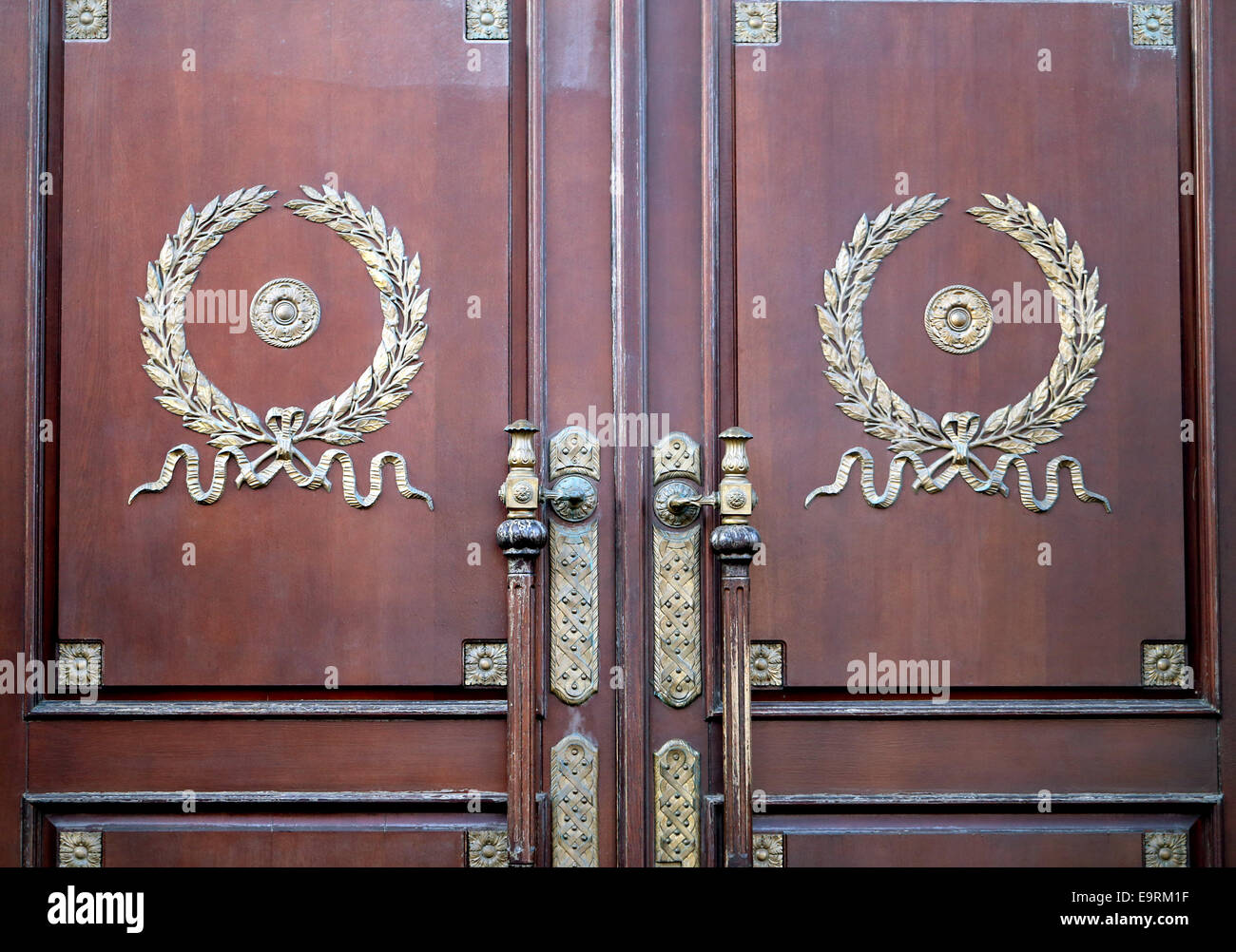 Alte Tür an einem Gebäude in Moskau ist fotografierten Nahaufnahme Stockfoto