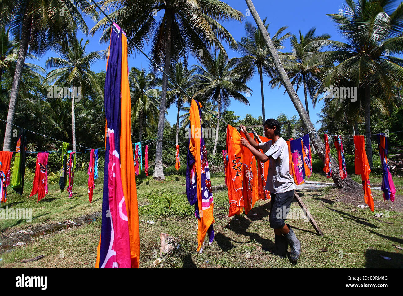 Handwerksmeister Trocknung Batik Kunsthandwerk, manuell von Hand unter der tropischen Sonne gemalt. Stockfoto