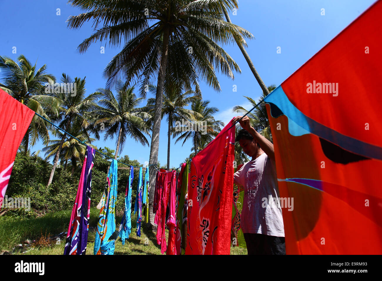 Handwerksmeister Trocknung Batik Kunsthandwerk, manuell von Hand unter der tropischen Sonne gemalt. Stockfoto