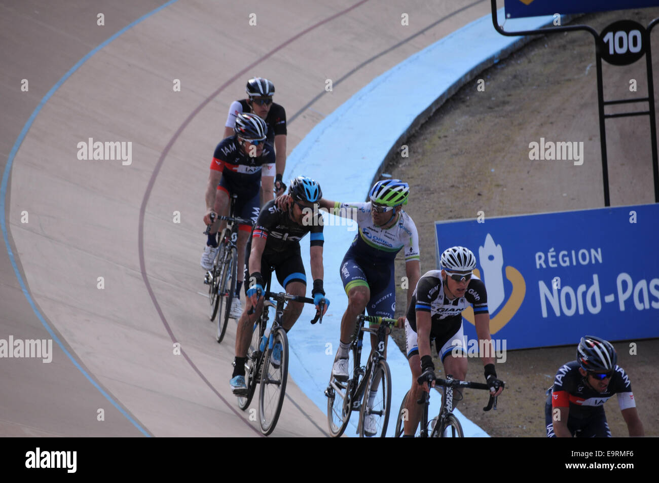 In den Ruhestand nach Paris Roubaix 2014 Zyklus klassische, norwegische Pro Fahrer bekommt Gabriel Rasch einen Gruß von einem Kollegen Stockfoto