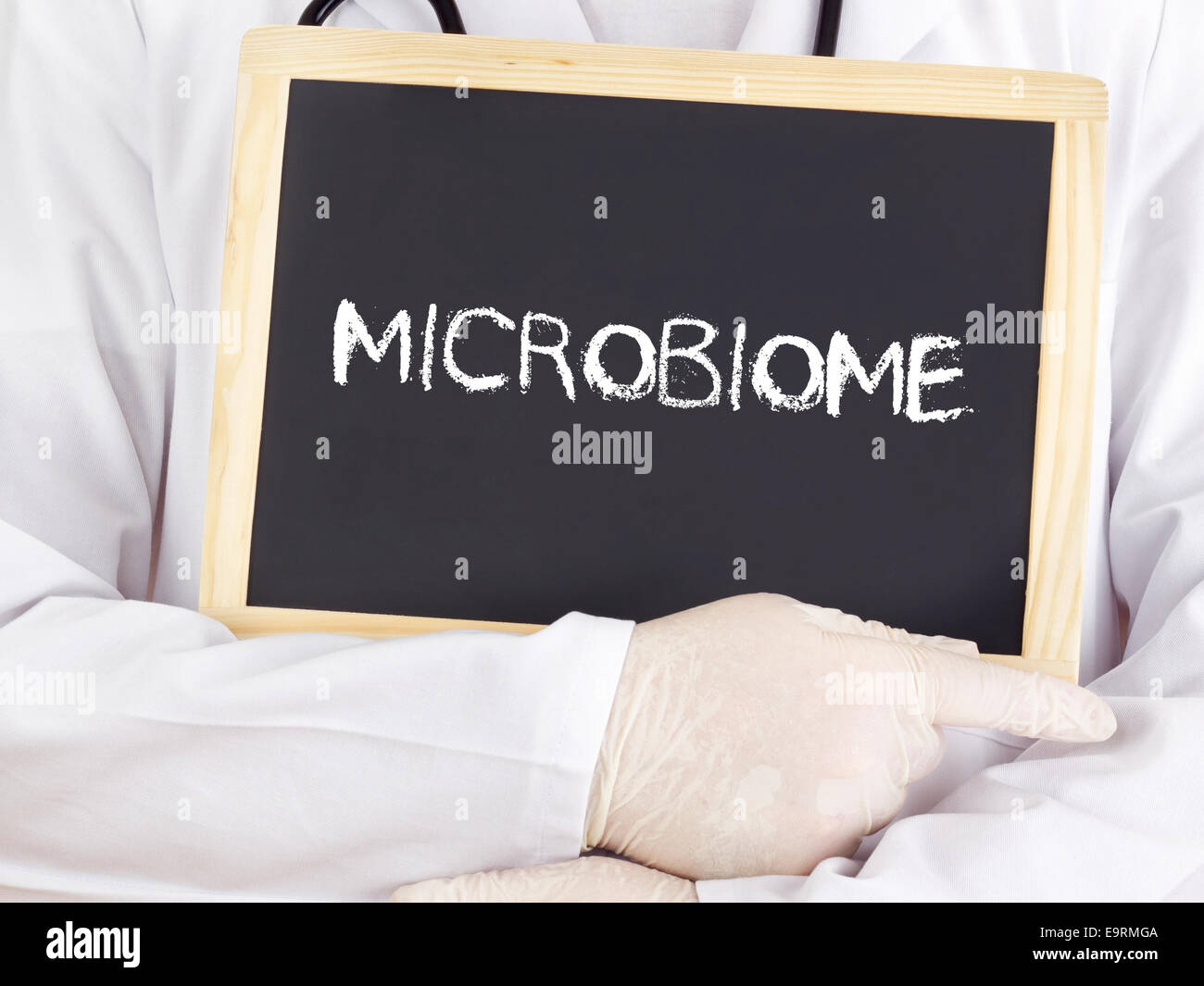 Arzt zeigt Informationen: Microbiome Stockfoto