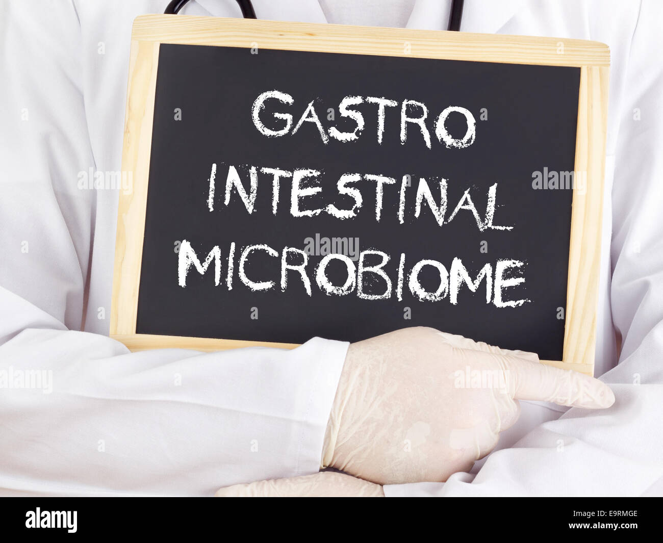 Magen Darm Arzt In Der Nähe Arzt zeigt Informationen: Magen-Darm-Microbiome Stockfotografie - Alamy
