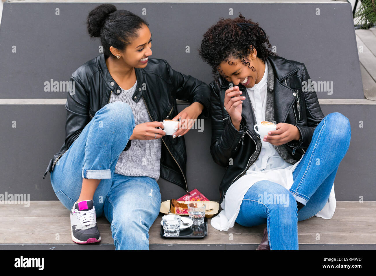 Nordafrikanischen Teen Freundinnen trinken zusammen Kaffee draußen Stockfoto