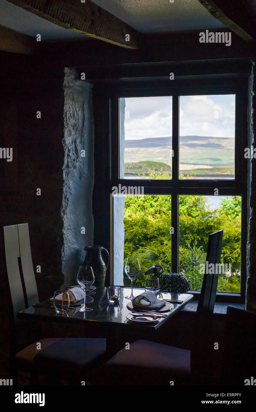 Tabelle-Gedeck mit Glaswaren, Geschirr und Servietten im weltweit renommierten gastronomischen fünf Sterne Restaurant der drei Chimne Stockfoto