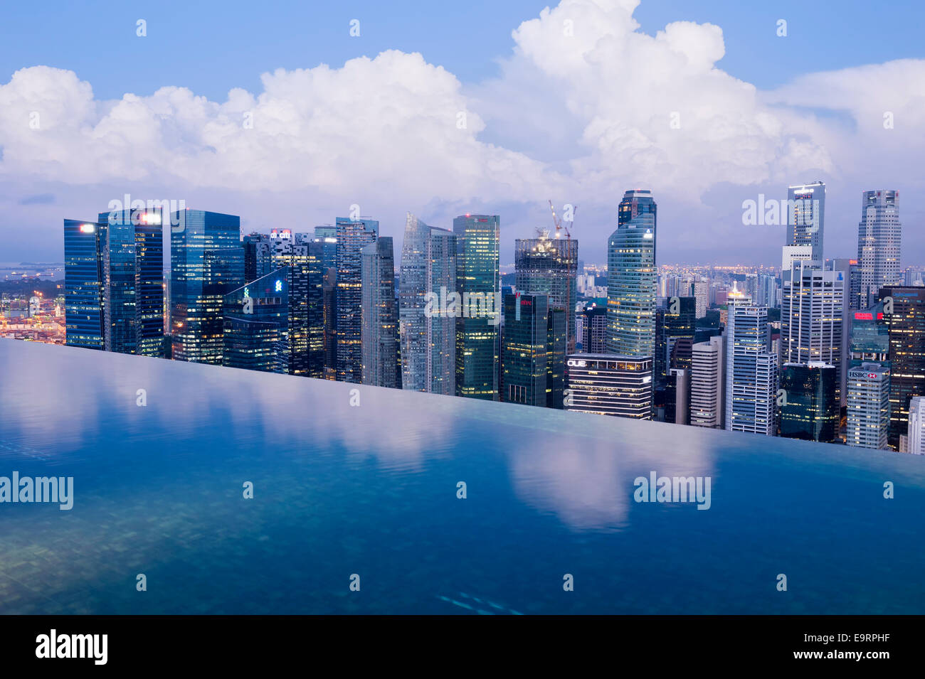Die Innenstadt von zentralen Bankenviertel bei Sonnenaufgang aus dem Infinity-Pool des Marina Bay Sands, Singapur betrachtet Stockfoto