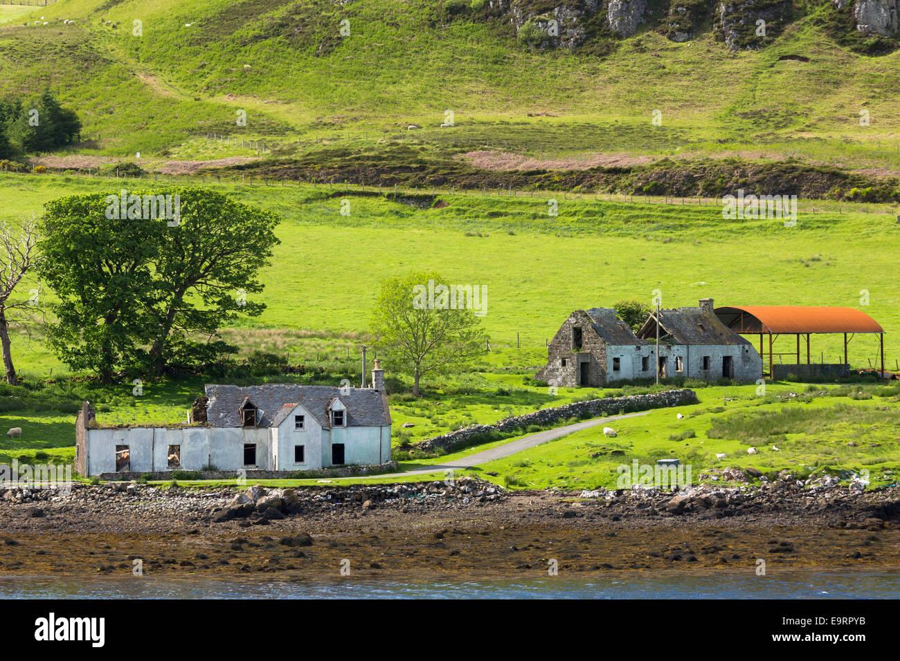 Verlassener verlassenen Croft Bauernhof mit stillgelegten Niederländisch Scheune an Struan auf Isle Of Skye in den Highlands und Inseln Schottlands Stockfoto