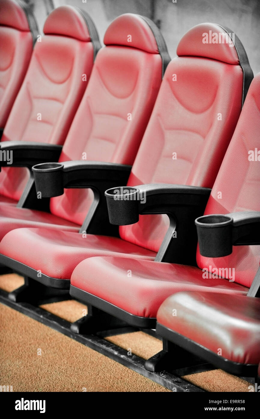Leeren Sie Trainer und behält sich vor, rote Bank auf ein Fußballstadion Stockfoto