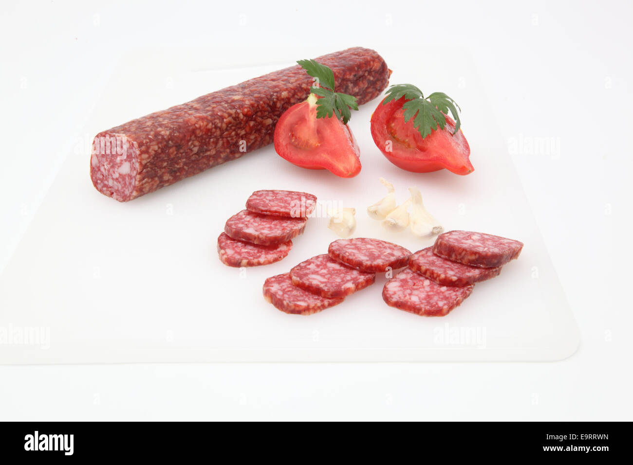 Salami mit Tomaten und Petersilie Stockfoto