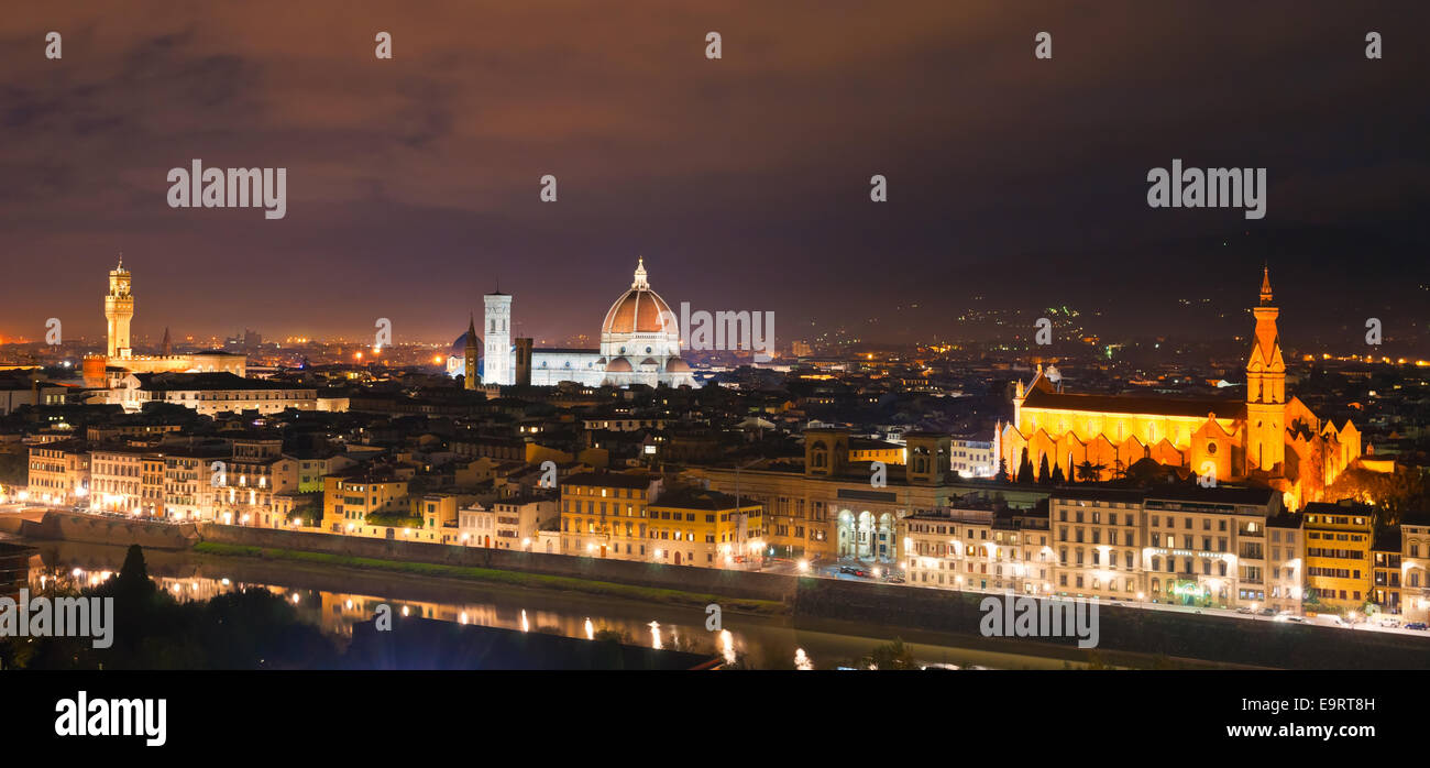 Florenz, Blick auf Dom und Giottos Bell Tower, Santa Croce und Palazzo Signoria bei Sonnenuntergang vom Piazzale Michelangelo. Stockfoto