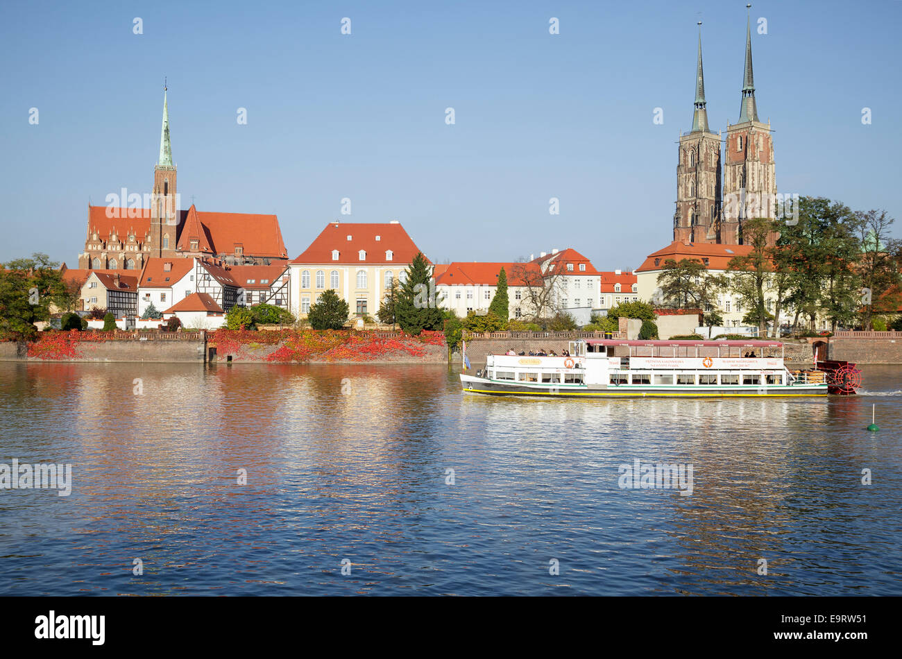 Kathedrale Insel Ostrow Tumski mit Ausflugsschiff an der Fluss Oder, Wroclaw, Polen Stockfoto