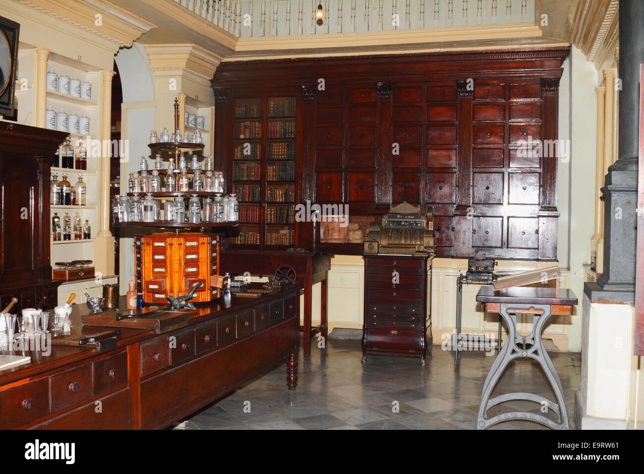 Innenansicht des historischen Ernesto Triolet Pharma (Medizin, Medikament) Shop in Matanzas, Kuba Stockfoto