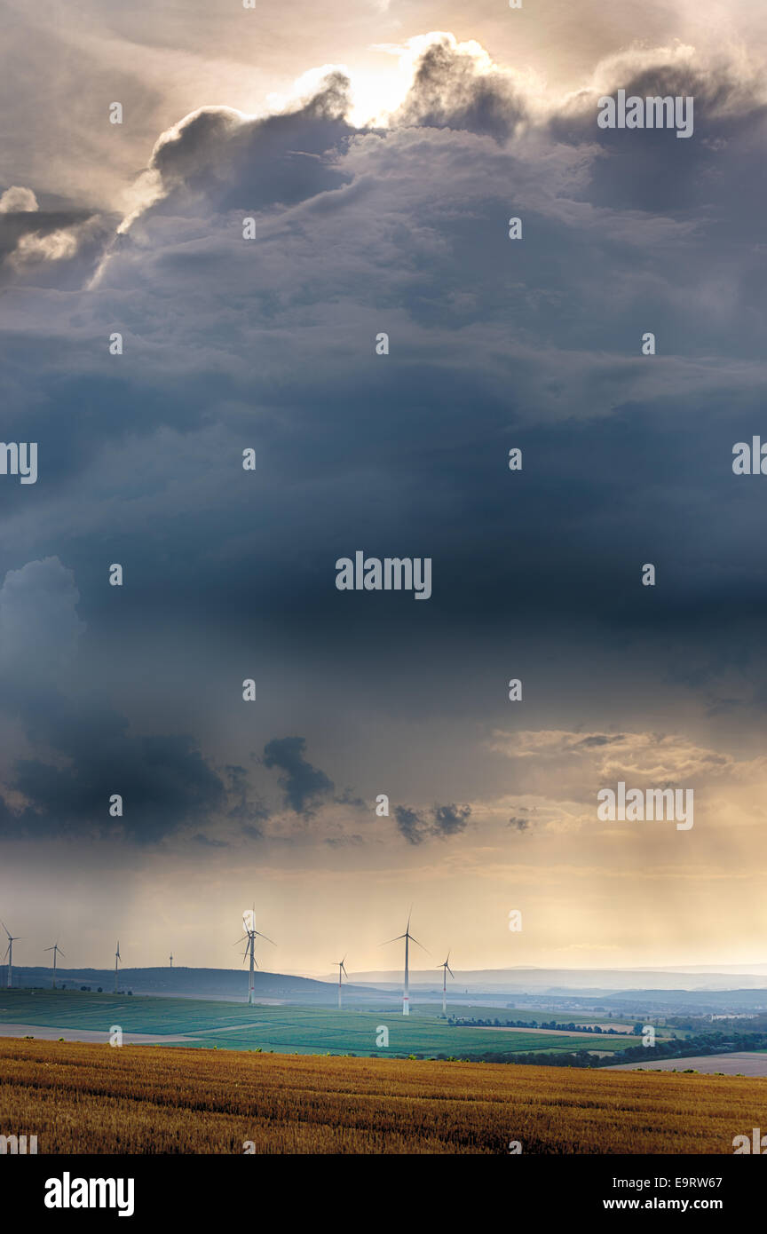 Windgeneratoren mit Wolken in der Nähe von Alzey, Pfalz, Deutschland Stockfoto