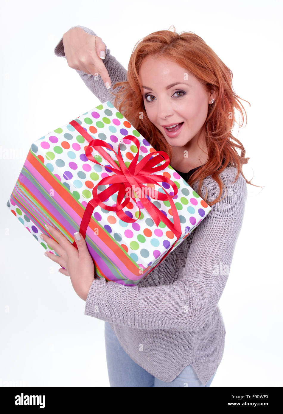 Frau mit Geschenk-Box auf weißem Hintergrund Stockfoto