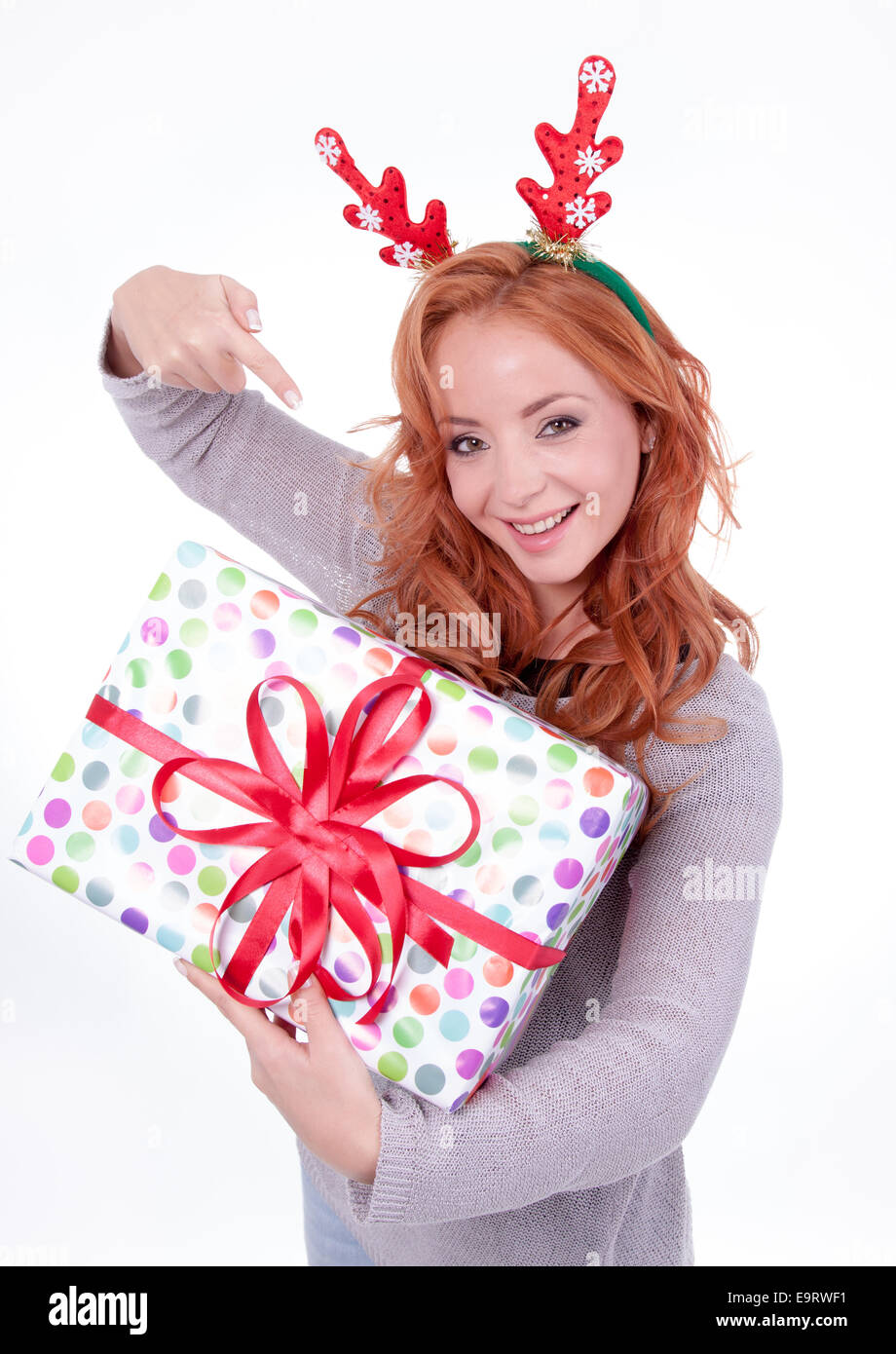 Schöne blonde Frau mit Rentier Geweih holding Geschenk Stockfoto