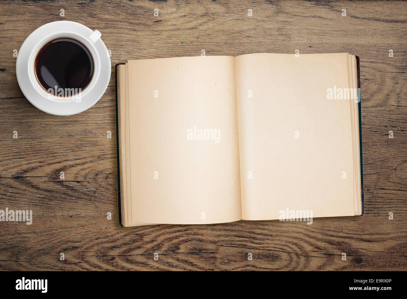 aufgeschlagene Buch und Kaffee Tasse Draufsicht auf Tisch Stockfoto