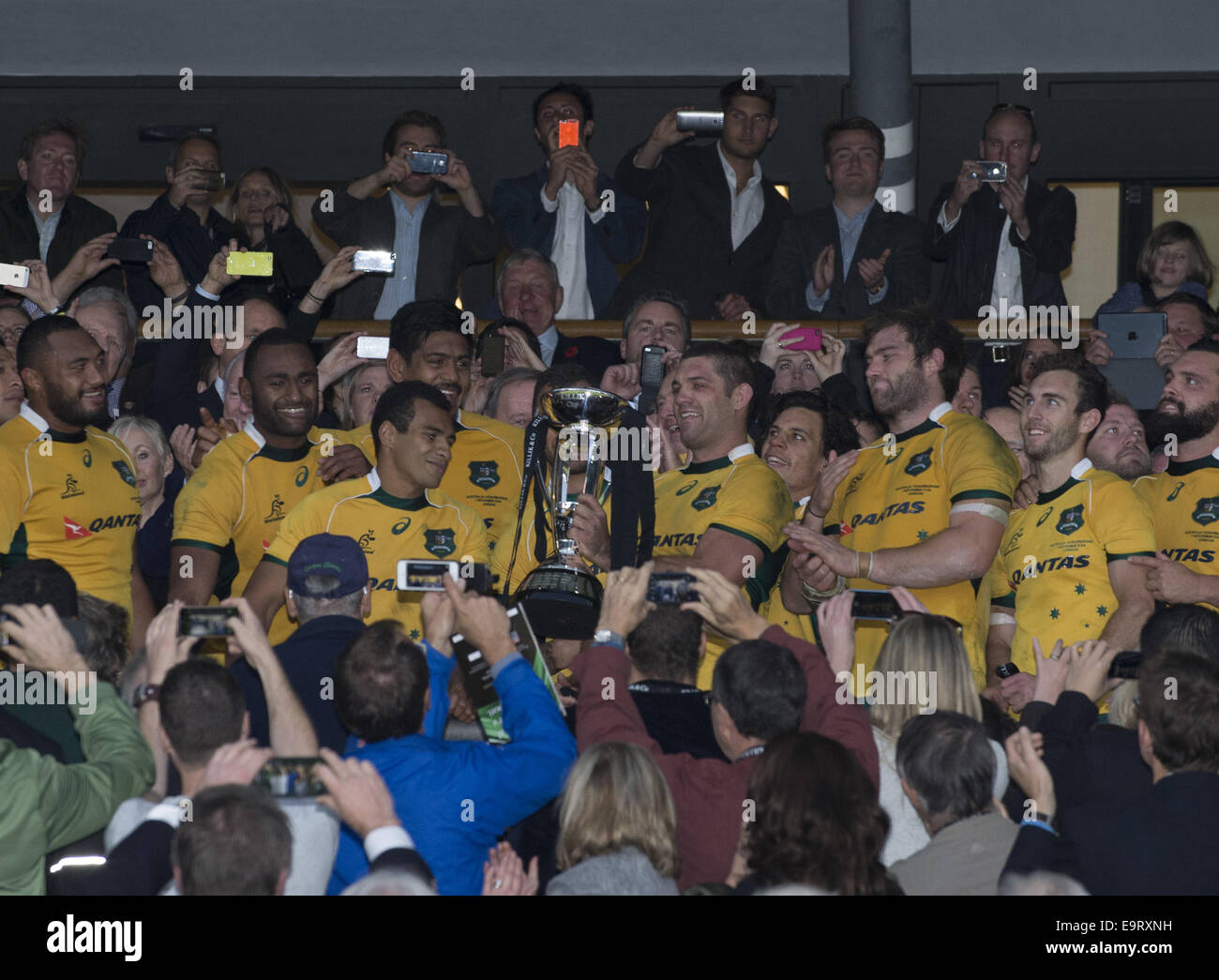 London, Middlesex, Großbritannien. 1. November 2014. 1. November 2014 die siegreichen Aussies halten die Killick Tasse empor nach dem Barbaren V Australien Spiel im Twickenham Stadion: Steve Flynn-ZUMA Press Credit: Steve Flynn/ZUMA Draht/Alamy Live News Stockfoto