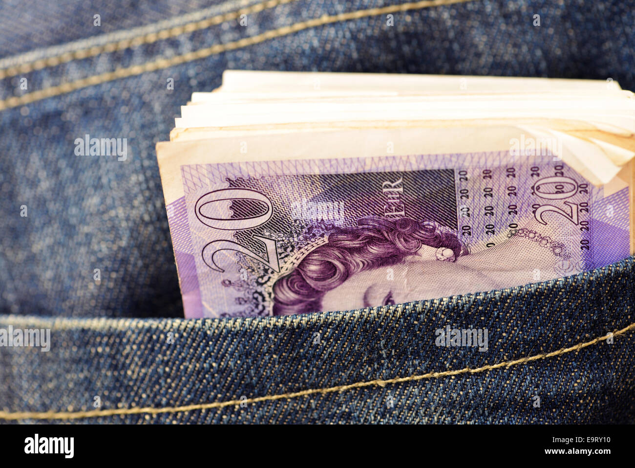 Bündel von zwanzig Pfund-Noten auf der Rückseite Tasche Denimjeans Stockfoto