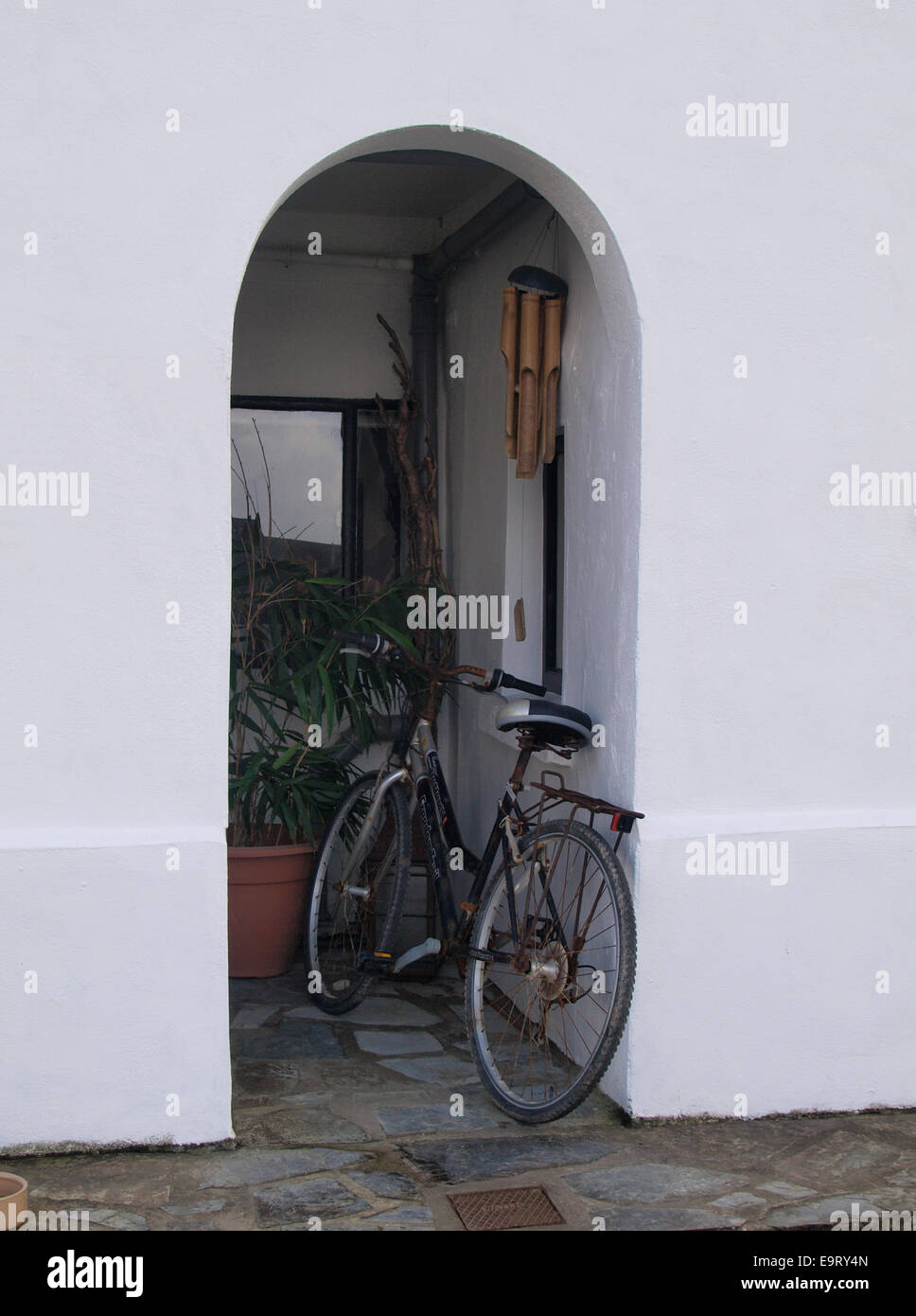 Fahrrad in ein Haus Veranda, Bude, Cornwall, UK Stockfoto