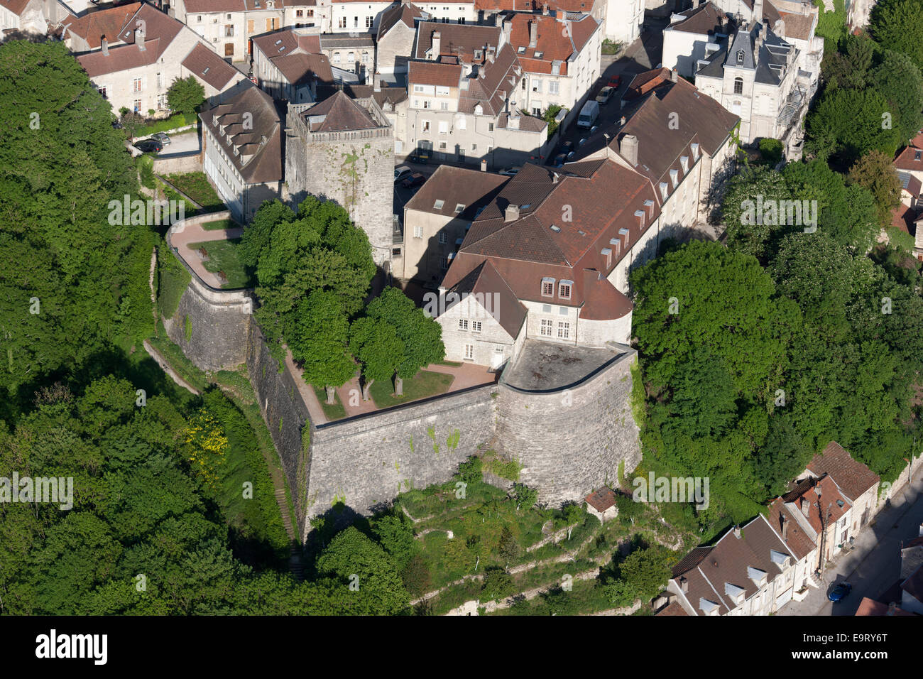 LUFTAUFNAHME. Quadratischer Bergfried und Stadtmauer von Chaumont. Haute-Marne, Champagne-Ardenne, Grand Est, Frankreich. Stockfoto