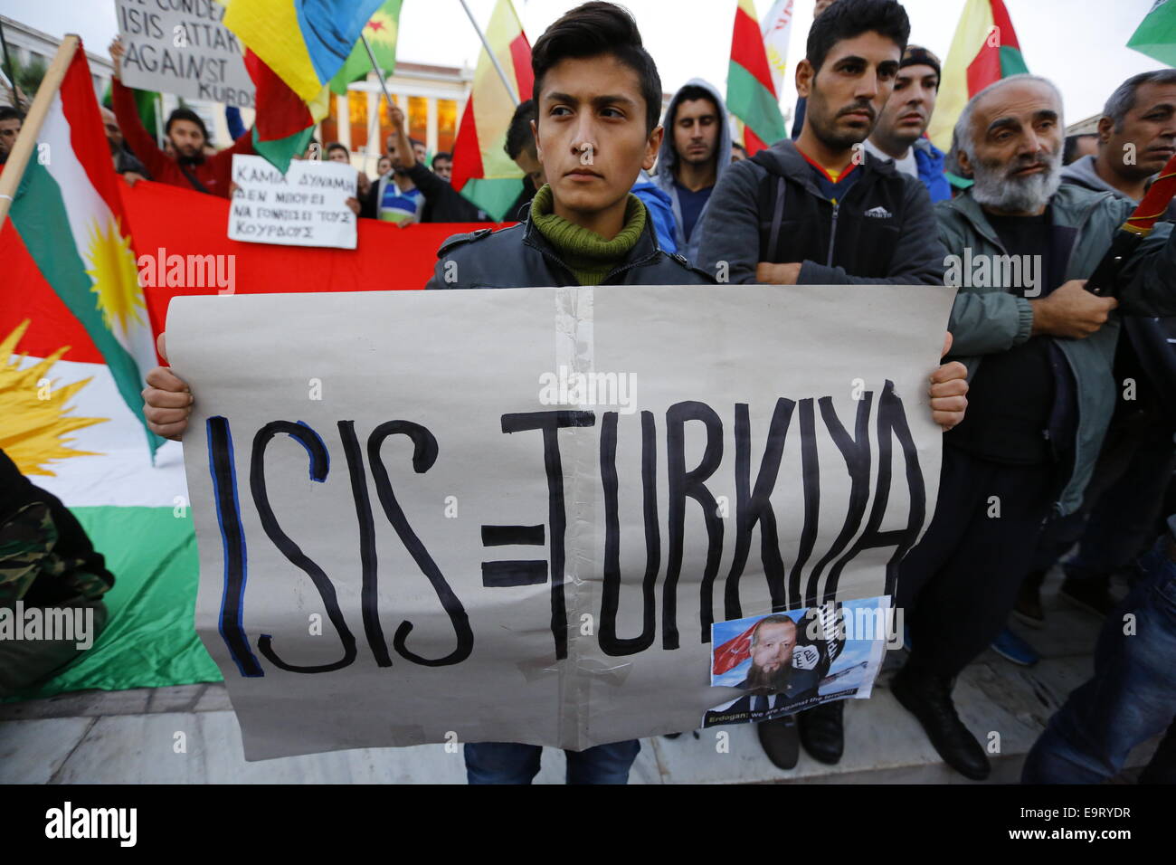 Athen, Griechenland. 1. November 2014. Ein kurdischer Demonstrant hält ein Schild, das liest "ISIS = Türkei". Kurden leben in Griechenland protestierte gegen die Angriffe von islamischen Staat Kämpfer auf die Stadt Kobane in Syrien. Unterstützt wurden sie von zwei Politikern vom Exekutivkomitee der Partei der Europäischen Linken, die für das Wochenende in Athen zu erfüllen. Bildnachweis: Michael Debets/Alamy Live-Nachrichten Stockfoto