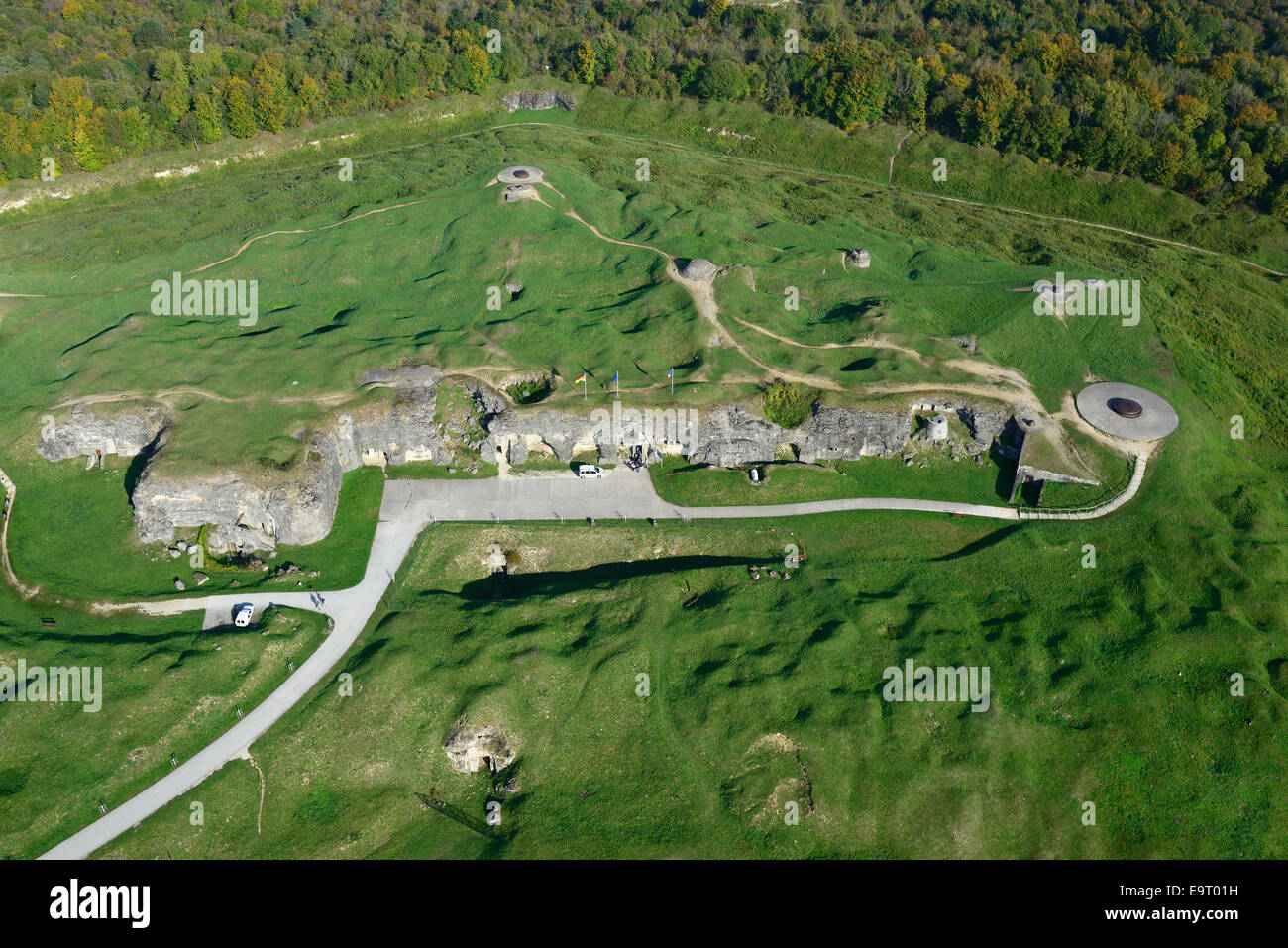 LUFTAUFNAHME. Fort Douaumont und die noch sichtbaren Muschelkrater. Verdun, Meuse, Lothringen, Grand Est, Frankreich. Stockfoto
