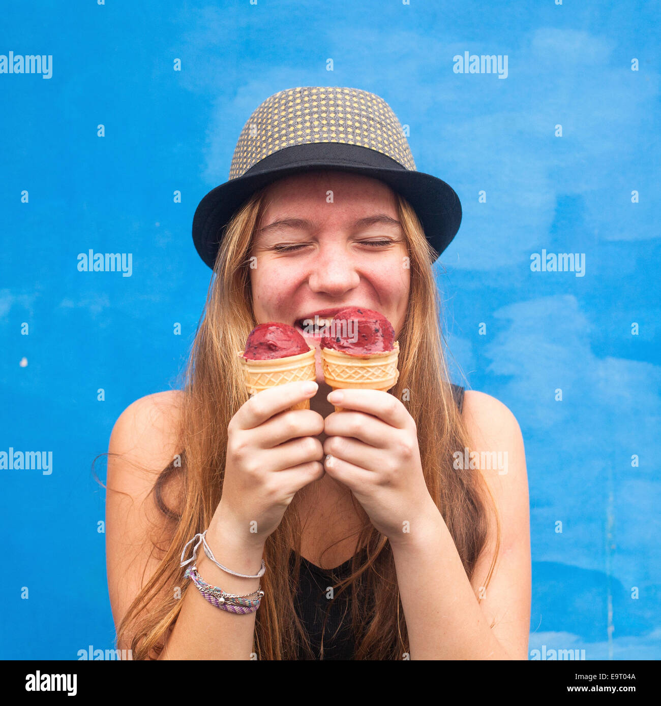 Jugendlichen Spaß emotionale niedlich Hipster Mädchen mit Eis. Stockfoto