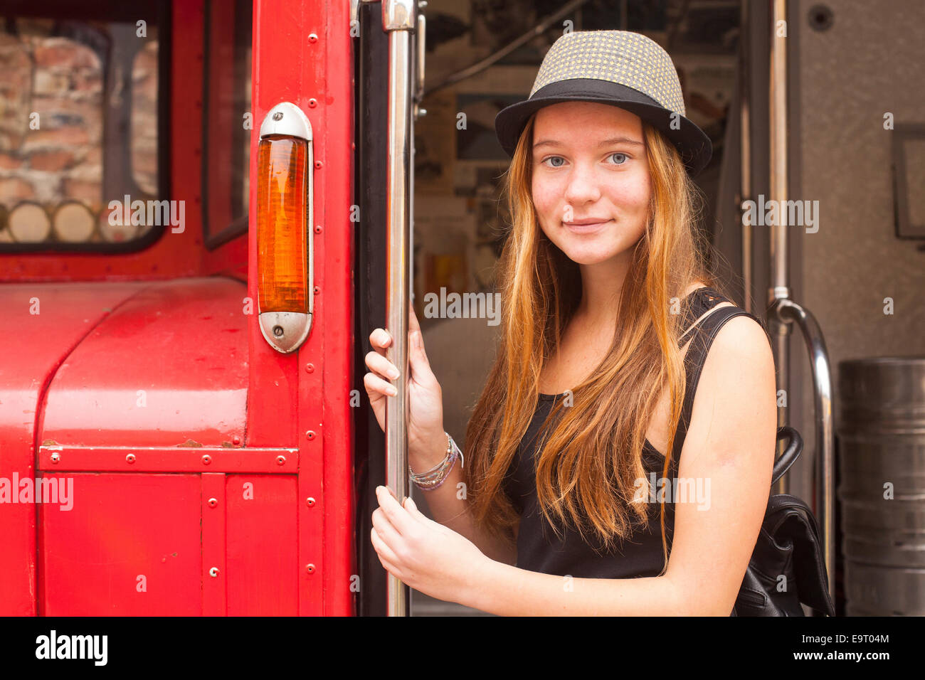 Hübsche junge Hipster Mädchen auf einem Hintergrund von roten Oldtimerbus. Stockfoto