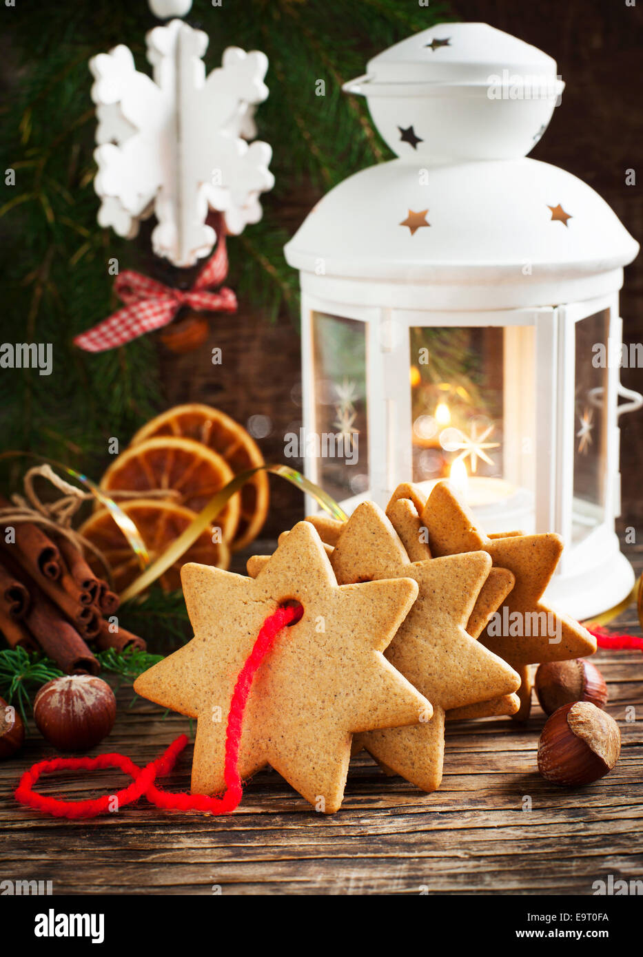 Weihnachten-Komposition mit Lebkuchen und Kerze Stockfoto