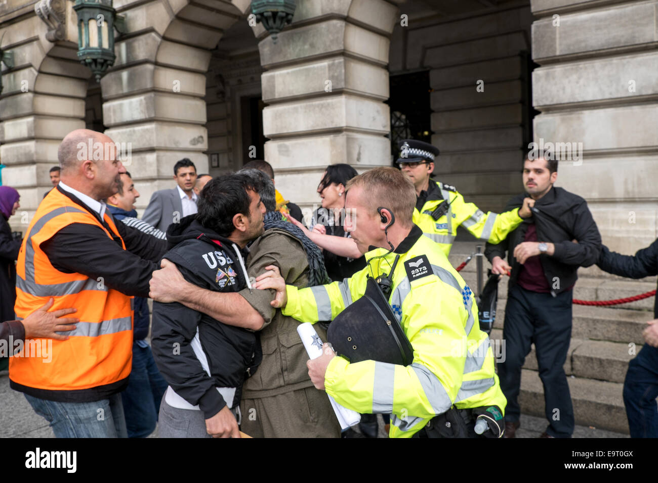 Nottingham, UK. 1. November 2014. Eine Anti-ISIS-Demonstration fand heute Nachmittag am alten Marktplatz Nottinghams, von der kurdischen Gemeinschaft, sie riefen für ISIS aus Kobane und zur Unterstützung der kurdischen Kämpfern. Ein türkischer Mann musste Blei Weg zu seiner eigenen Sicherheit, da er kurdische Männer konfrontiert, Polizei, nummeriert waren, aber das Scharmützel unter Kontrolle gebracht. Bildnachweis: IFIMAGE/Alamy Live-Nachrichten Stockfoto