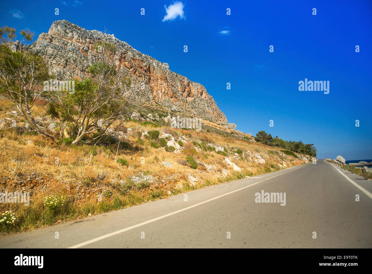 Highland Asphaltstraße und blauer Himmel im Sommertag. Stockfoto