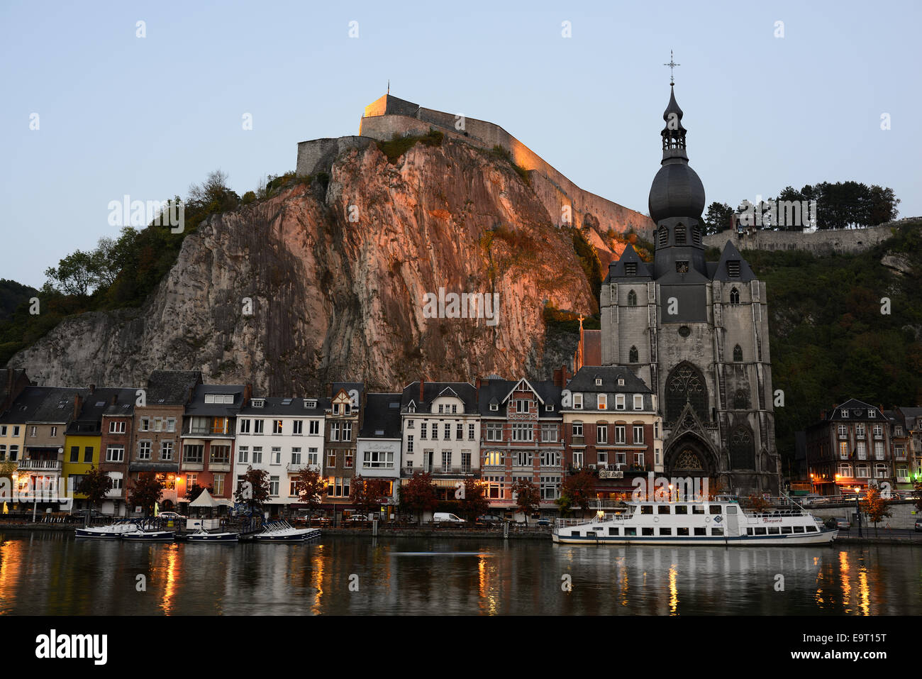 Stiftskirche und die Zitadelle von Dinant in der Dämmerung. Provinz Namur, Wallonien, Belgien. Stockfoto