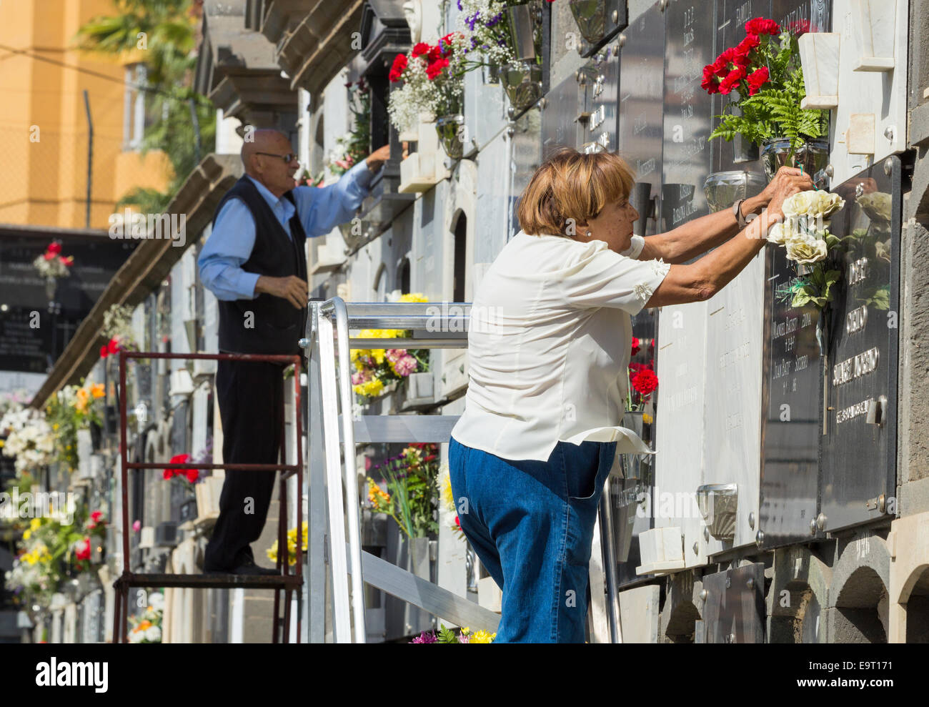 Las Palmas, Gran Canaria, Kanarische Inseln, Spanien. 1. November 2014. Ihren lieben Verwandten bringen Blumen auf den Friedhof zu erinnern; eine Tradition in Spanien und vielen anderen Ländern auf Dia de Todos Los Santos (Allerheiligen). Bildnachweis: ALANDAWSONPHOTOGRAPHY/Alamy Live-Nachrichten Stockfoto