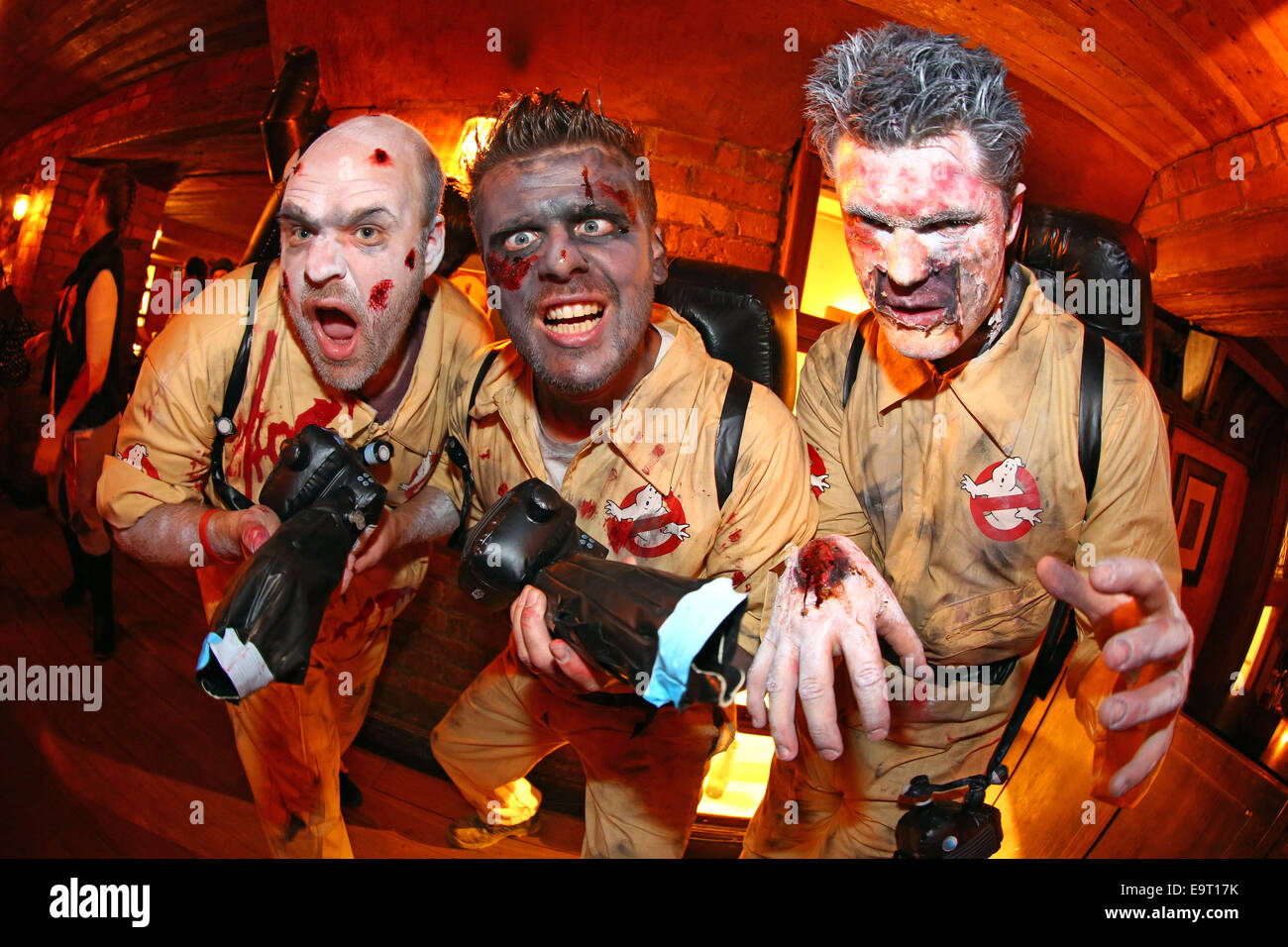 London, UK. 1. November 2014. Menschen, die als Zombies auf der 8. jährlichen London Zombie Walk 2014 feiert Halloween mit einem Pub crawl verkleidet runden die Pubs von London, wachsartige O'Connors in Soho ab. Bildnachweis: Paul Brown/Alamy Live-Nachrichten Stockfoto