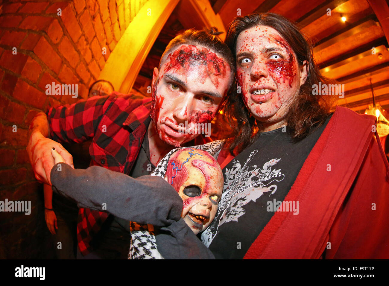 London, UK. 1. November 2014. Menschen, die als Zombies auf der 8. jährlichen London Zombie Walk 2014 feiert Halloween mit einem Pub crawl verkleidet runden die Pubs von London, wachsartige O'Connors in Soho ab. Bildnachweis: Paul Brown/Alamy Live-Nachrichten Stockfoto