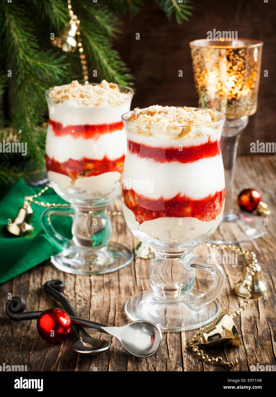 Geschichtete Erdbeer-Dessert mit Sahne. Erdbeermousse mit Sahne Stockfoto