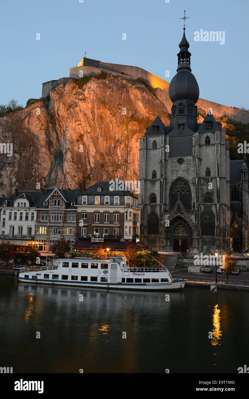 Stiftskirche und die Zitadelle von Dinant in der Dämmerung. Provinz Namur, Wallonien, Belgien. Stockfoto