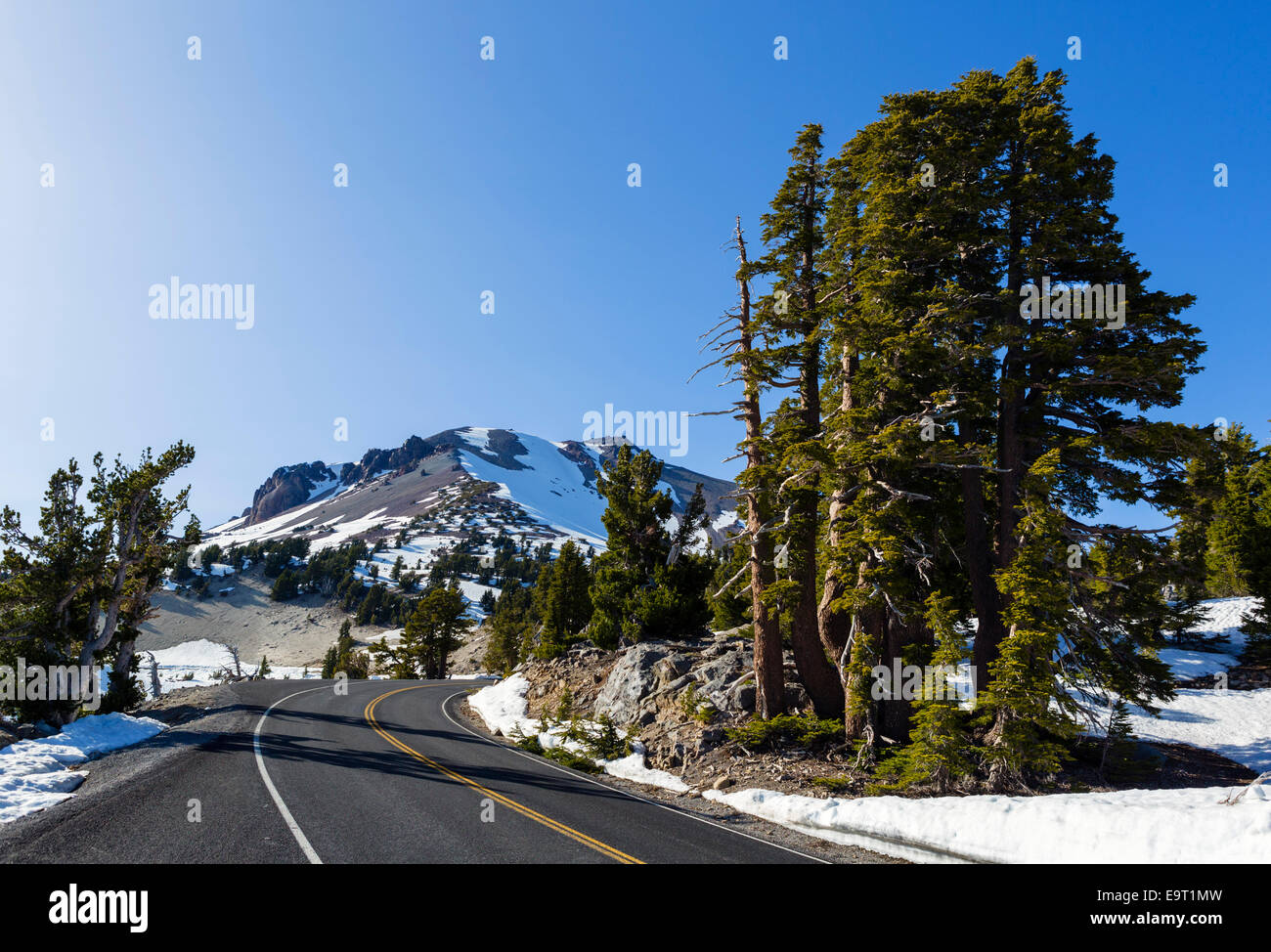 Lassen Peak Highway oberhalb der Schneegrenze Ende Mai, Lassen Volcanic Nationalpark, Kaskade-Strecke, Nord-Kalifornien, USA Stockfoto