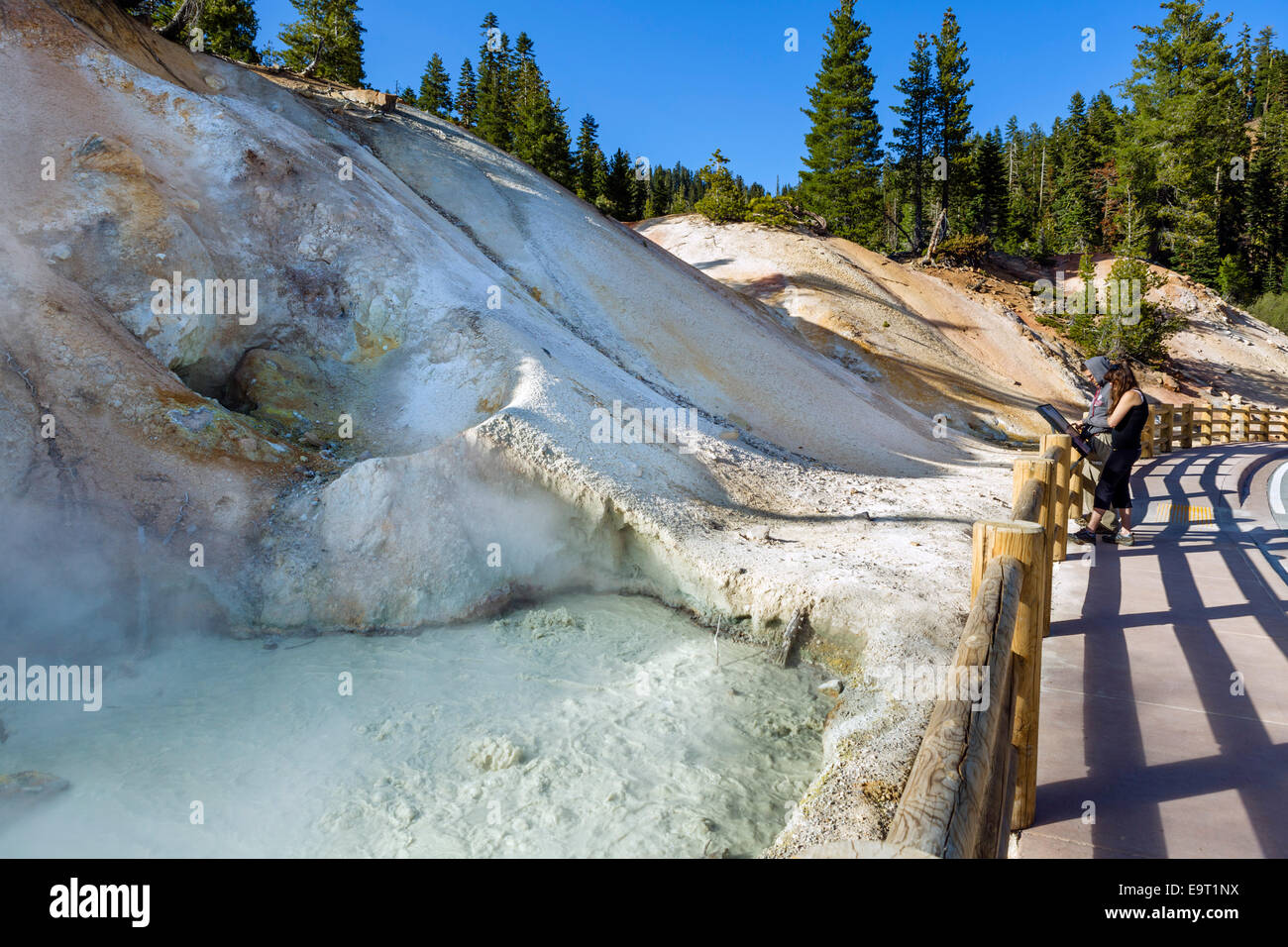 Mudpot an der Sulphur Works geothermische Gebiet, Lassen Volcanic Nationalpark, Cascade Range, Northern California, USA Stockfoto