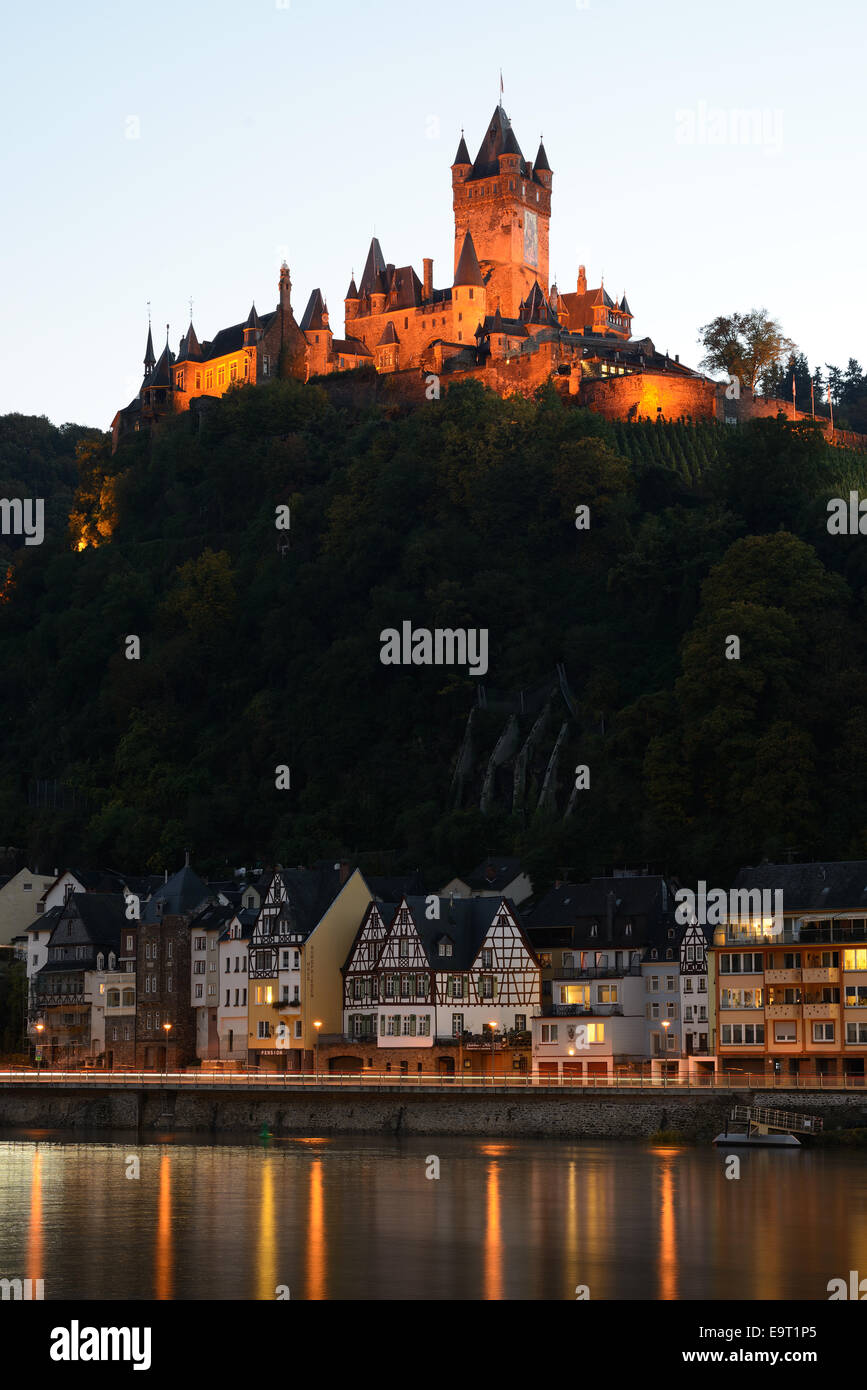 Schloss Cochem, das in der Dämmerung die Mosel dominiert. Rheinland-Pfalz, Deutschland. Stockfoto