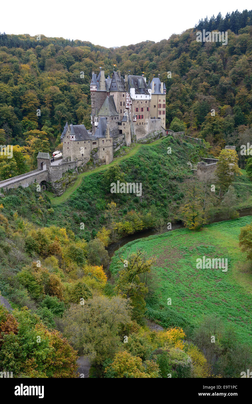 Schloss Eltz im Herbst. Wierschem, Rheinland-Pfalz, Deutschland. Stockfoto