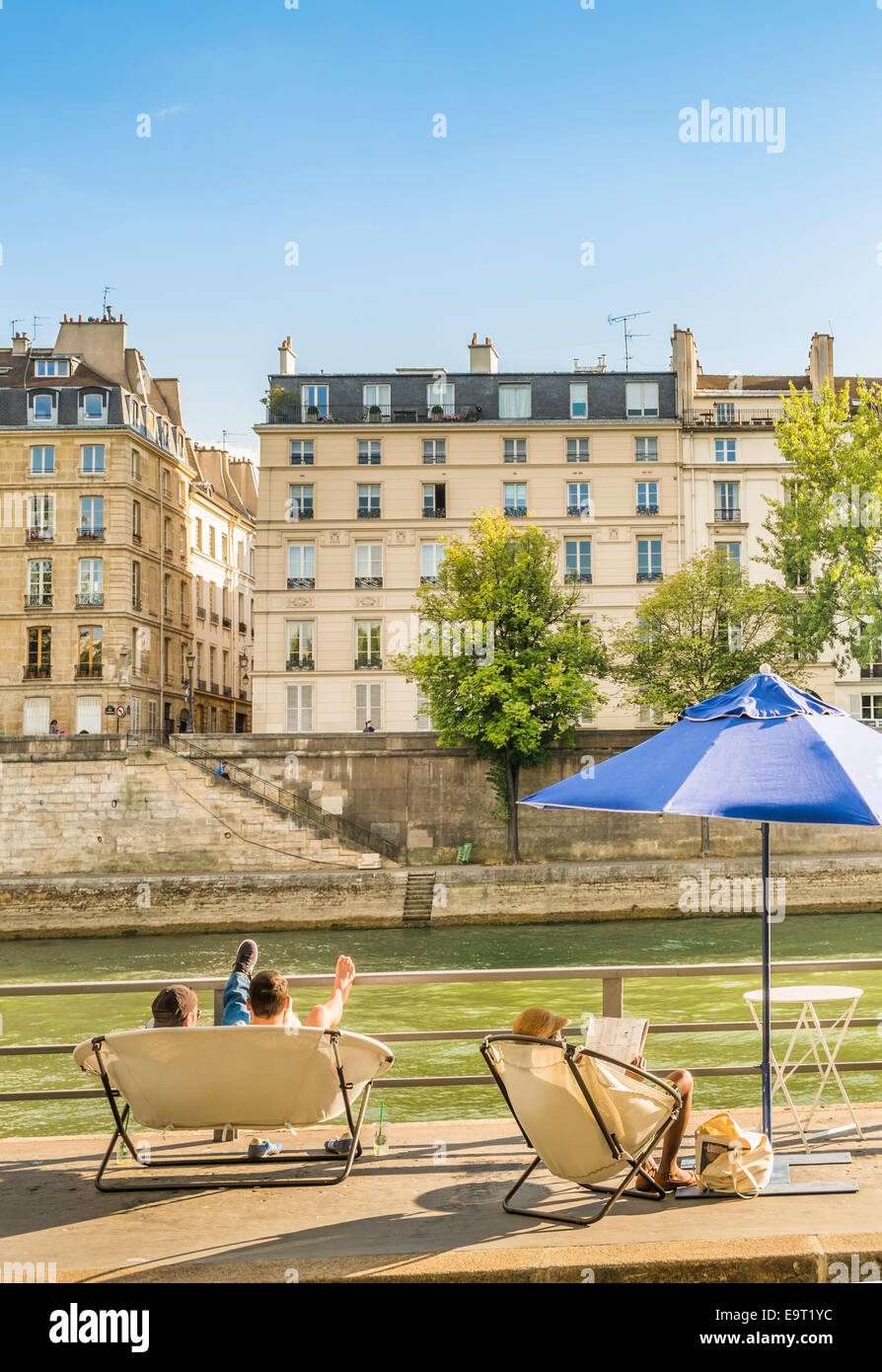 Menschen, die an den Ufern der Seine in Paris Plages Sendung vom Gemeinderat der Stadt entspannen Stockfoto