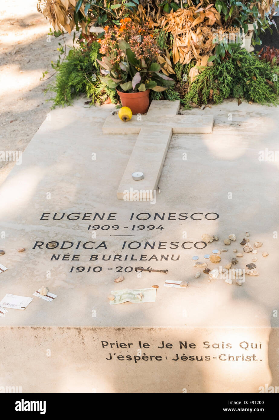 Grab des rumänischen Dramatikers Eugene Ionesco und Frau Rodica, Friedhof Montparnasse, Paris, Ile de France, Frankreich Stockfoto